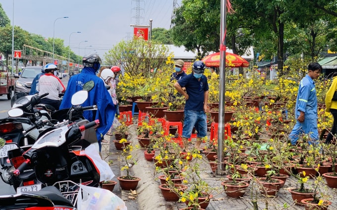Từ trưa 11/2 (ngày 30 tháng Chạp), hầu hết các gian hàng hoa tại TPHCM đều được bán hết