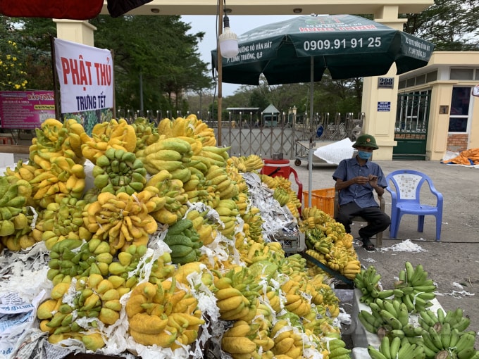 Tại các chợ truyền thống, các tiểu thương cũng tranh thủ dọn hàng để về nhà đón năm mới.