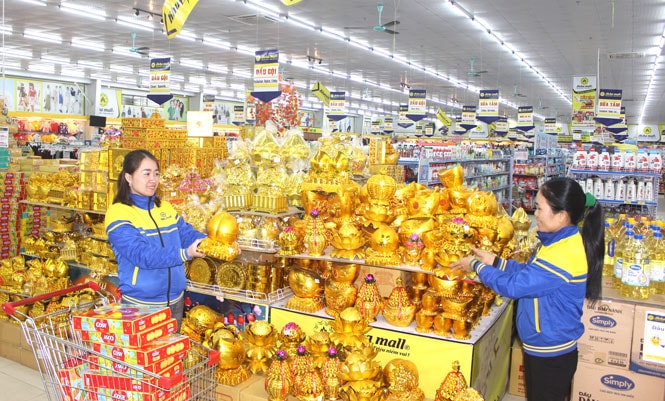 Nhiều mặt hàng nhu yếu phẩm phục vụ cho người dân mua sắm dịp Tết được bày bán tại các siêu thị trên địa bàn Tỉnh. Ảnh: Hoàng Cường