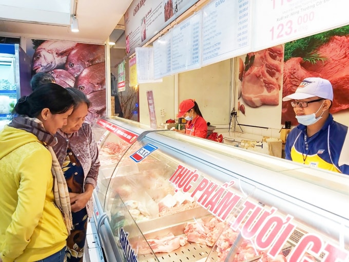 Nhu yếu phẩm được cung cấp đầy đủ. Ảnh: Khánh Nam