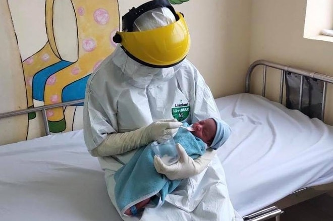 Hiện bé trai được theo dõi sức khỏe, làm sàng lọc Covid-19 tại khu cách ly Bệnh viện Sản Nhi Quảng Ninh. Ảnh: vtc.vn