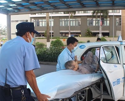 Nạn nhân được chuyển đến bệnh viện cấp cứu. Ảnh: tienphong.vn