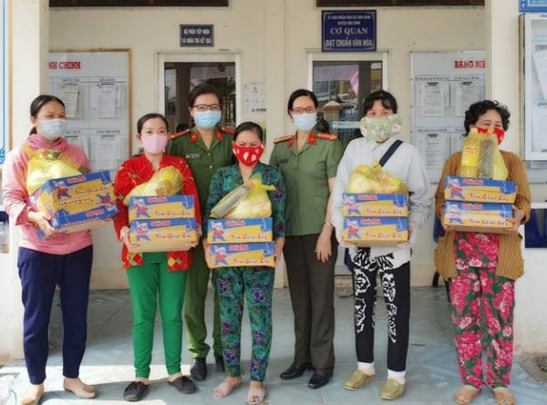 Lực lượng Công an tỉnh Bạc Liêu tặng quà cho phụ nữ nghèo tại xã Vĩnh Bình, huyện Hòa Bình.