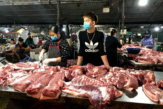 Chợ ngày Tết mà vắng hơn cả ngày thường.