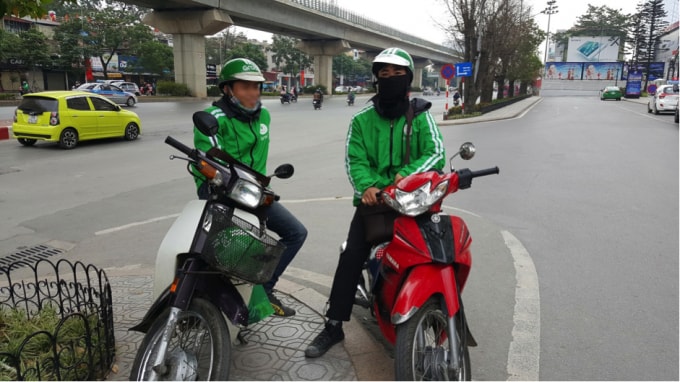 Nhiều người quyết định ở lại Hà Nội, chạy xe ôm công nghệ để kiếm thêm thu nhập.