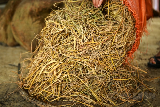 Bánh chưng đen là loại bánh đặc biệt mang nét riêng của người Thái Tày Thanh, nguyên liệu chính chỉ là gạo nếp trắng và được nhuộm đen bằng tro rơm. Cứ bắt đầu vào vụ mùa gặt cuối cùng của năm, người Thái đen lại tích 1 ít rơm khô để ngày cận Tết gói bánh chưng. Rơm được bà con cất trữ ở đây phải từ cây lúa nếp do chính tay người trong gia đình mình cắt, sau khi rửa sạch phơi khô và cất lên giàn cao ở trong nhà.