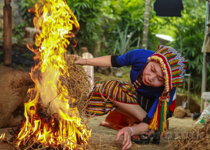 Những bó rơm vẫn hương mùi lúa nếp được người dân đưa ra đốt để lấy tro.