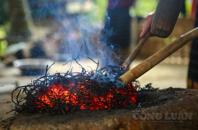 Để giữ được tro tốt, người dân sẽ gắp những đống tro còn đỏ ửng vào trong chiếc cối đã đong sẵn gạo.