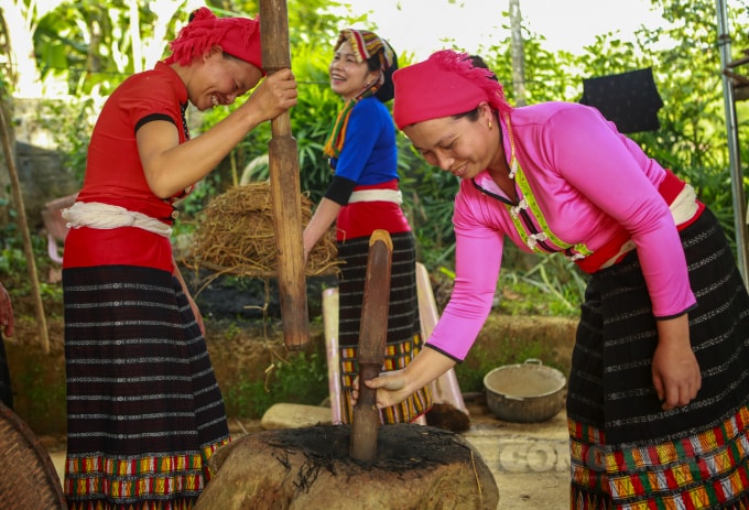 Tro và gạo nếp được giã đều tay. Mọi công đoạn đều do các bàn tay người phụ nữ làm, tuyệt nhiên đàn ông không được động tay vào.