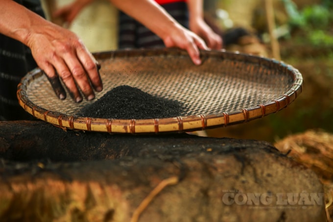 Hạt Nga Chiếng (một loại vừng mọc tự nhiên trong rừng) cũng được bỏ thêm vào giã cùng gạo và tro, để tạo vị đậm đà cho bánh.