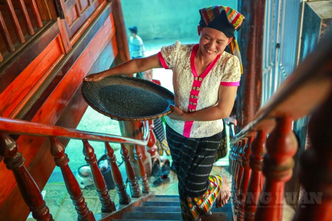 Sau khi đã giã đều, thành 1 màu đen. Người phụ nữ Thái sẽ sẩy trên một cái mẹt cho tro bay bớt ra ngoài và lấy gạo đã được nhuộm đen đi gói bánh.