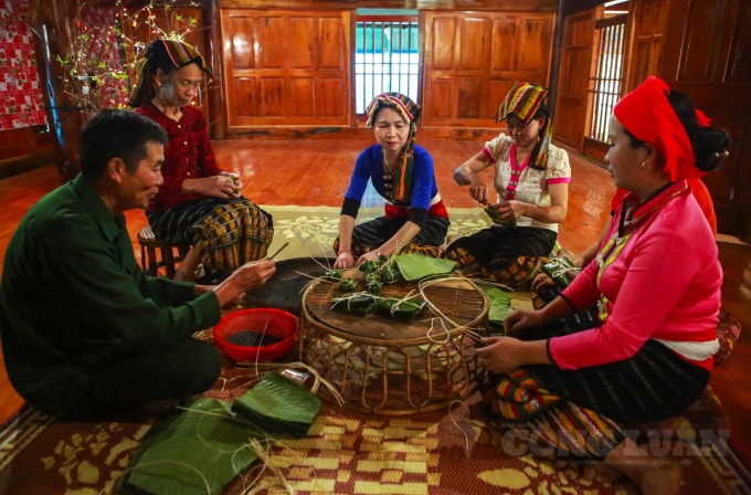 Theo chị Ngân Thị Hà (xã Châu Thành, Quỳ Hợp, Nghệ An) cho hay, gạo sau khi đã nhuộm đen sẽ được những người phụ nữ Thái đưa lên gian chính giữa của nhà mình, cùng mọi người quây quần và gói bánh chưng.