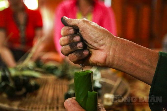 Bánh sau khi chín, ăn vào sẽ cảm nhận được vị thơm của mùi nếp kèm mùi tro khiến cho người ăn có cảm giác như đang được giao hòa cùng cỏ cây, ruộng đồng, cùng thiên nhiên hoang sơ miền Tây xứ Nghệ.