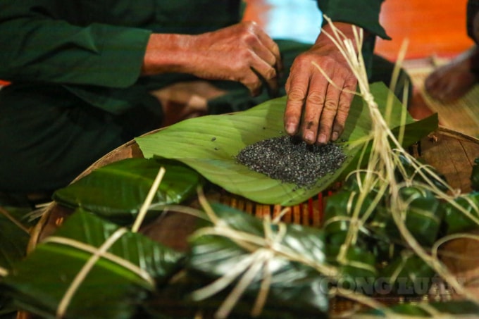 Bánh chưng đen người Thái Tày Thanh ở Qùy Hợp không có nhân. Lá gói bánh cũng dùng lá dong rừng rửa sạch, lau khô mới đem gói. Bánh chưng để cúng ngày Tết của đồng bào nơi đây có 4 loại bánh. Khâu tôm kháu khoài (Bánh sừng trâu); Khâu tôm cộp (Bánh đôi); Khâu tôm khuản tụ (Bánh gậy); Khâu tôm pom (Bánh vuông nhỏ).