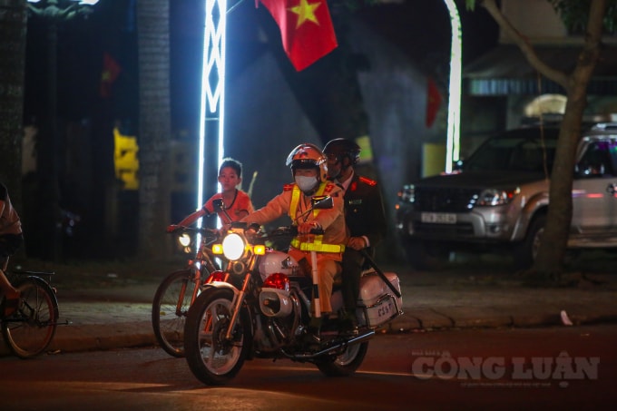 Các lực lượng chức năng đi tuần tra, kiểm soát đêm giao thừa trên khắp các trục đường thôn, xã.