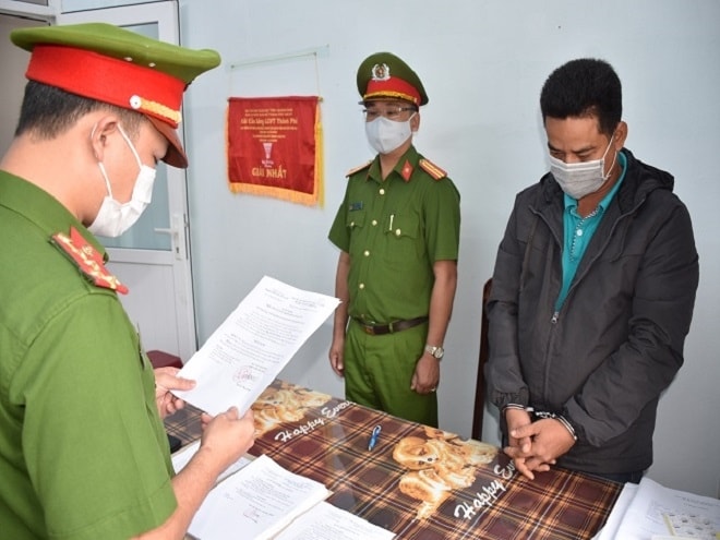 Nguyễn Duy Hoàng bị bắt vì làm giả hợp đồng chuyển nhượng quyền sử dụng đất để lừa đảo chiếm đoạt tài sản.