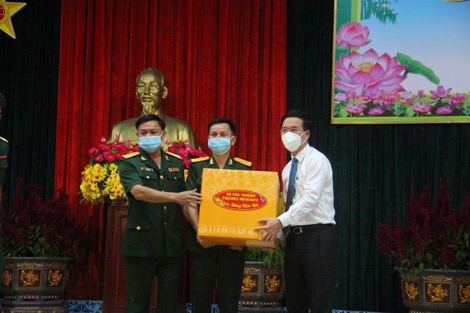 Thường trực Ban Bí thư Võ Văn Thưởng tặng quà, chúc tết toàn thể cán bộ, chiến sĩ Sư đoàn bộ binh 9.