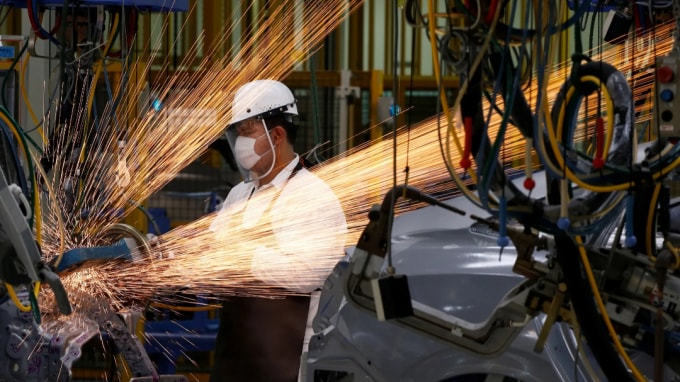 Một người đàn ông làm việc trong dây chuyền sản xuất ô tô của nhà máy Honda Motor ở tỉnh Prachinburi của Thái Lan. © Reuters