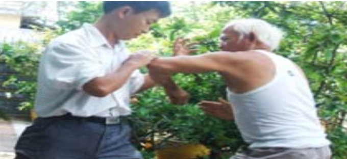 Võ sư Huỳnh Bông đang thi triển thế “Ngưu độc giác diện”, đã từng hạ gục nhiều đối thủ (theo PYO).