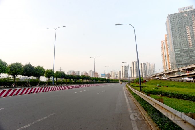 Đường phố TPHCM trống vắng, thênh thang