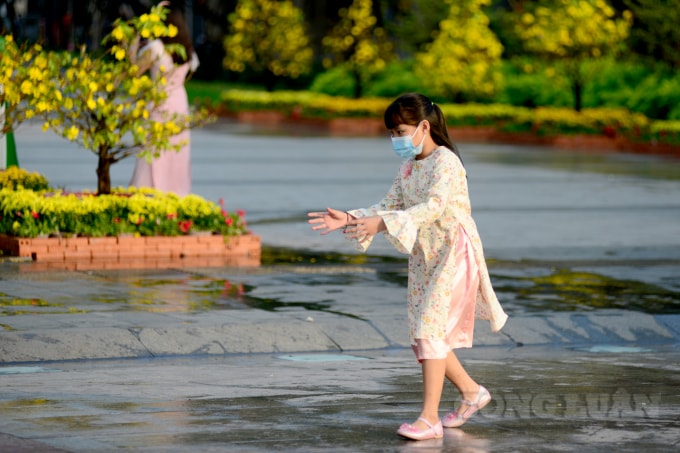 Trẻ em chơi xuân