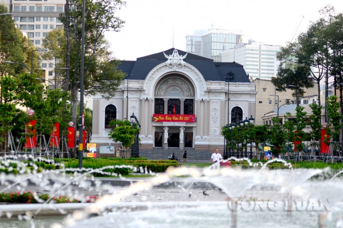 Bình yên trước Nhà hát TPHCM