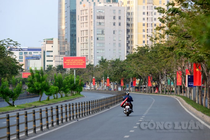 Đường phố ngập cờ hoa