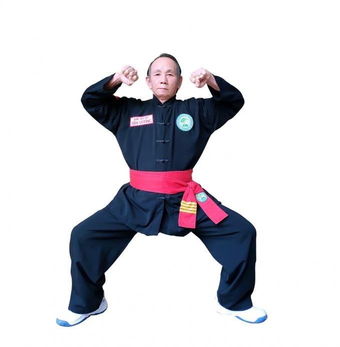 Đại võ sư Tấn Vương (môn phái Thiếu Lâm Tây Sơn) biểu diễn thế Kim ngưu chiếu giác trong bài Kim ngưu quyền.