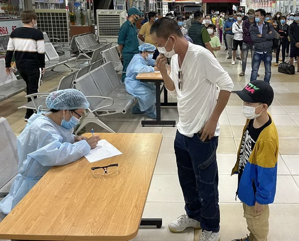 Ngày 11/2, người dân về quê tại bến xe Miền Đông được lấy mẫu xét nghiệm COVID-19. Ảnh: TTXVN