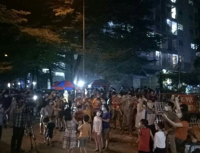Gỡ bỏ phong tỏa một khu vực vào đêm giao thừa Tết Nguyên đán Tân Sửu 2021. Ảnh: TL