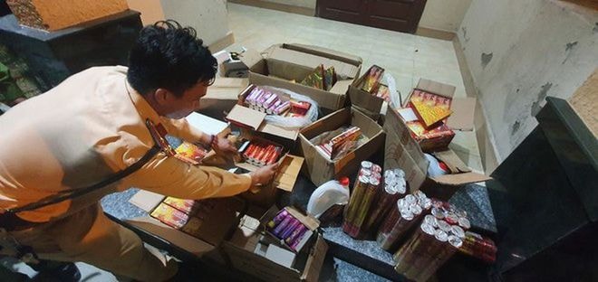 Cảnh sát bắt giữ một vụ vận chuyển, mua bán pháo lậu dịp cận tết. Ảnh: thanhnien.vn