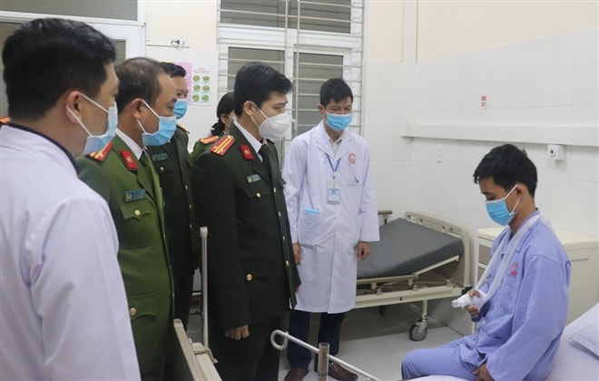 Hình ảnh trung tá Mai Thế Quang, Phó Giám đốc Công an tỉnh thăm hỏi, động viên Thiếu úy Phan Văn Hân. Ảnh: vtc.vn