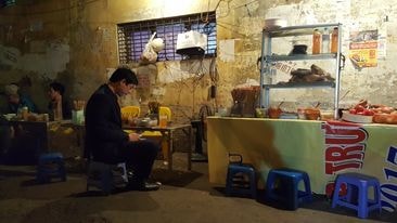 Sáng mùng 1 Tết, vẫn có nhiều người mở quán ăn nhưng phụ thu khá cao so với giá ngày thường