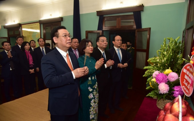 Các đồng chí lãnh đạo thành phố Hà Nội dâng hương tưởng nhớ Chủ tịch Hồ Chí Minh