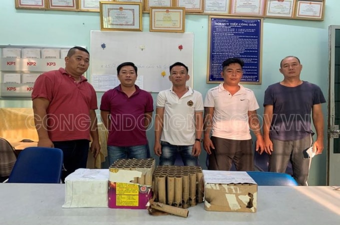 Các đối tượng sử dụng pháo trái phép bị lực lượng Công an phường Thống Nhất phát hiện, xử lý