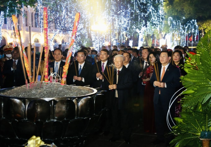 Tổng Bí thư, Chủ tịch nước cùng các đồng chí lãnh đạo Thành phố dâng hương tại Tượng đài vua Lý Thái Tổ
