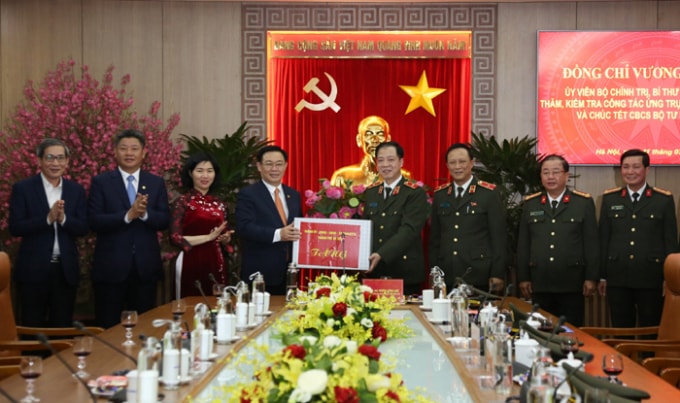 Bí thư Thành ủy Vương Đình Huệ thăm, chúc Tết Bộ Tư lệnh Cảnh vệ