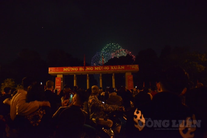 Mọi người ai nấy đều háo hức, mãn nhãn trước màn pháo hoa vào thời điểm giao thừa, sang năm mới. Tất cả đều hi vọng những điều tốt đẹp nhất đến với mình và gia đình, người thân vào năm mới.