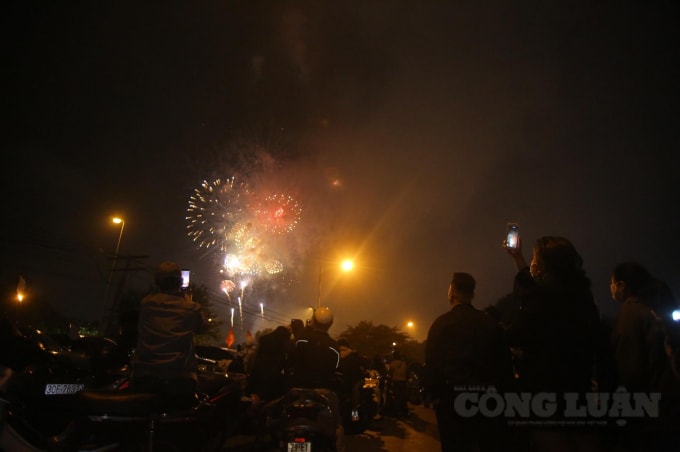 Rạng sáng nay, vào 0h sáng màn pháo hoa đã nổ trên bầu trời của Thủ đô Hà Nội. Đánh dấu 1 năm mới đã bắt đầu.