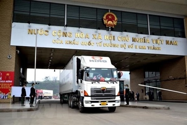 Xe hàng được thông quan qua Cửa khẩu Quốc tế đường bộ số II Kim Thành sáng mùng 1 Tết Tân Sửu. Ảnh: TTXVN