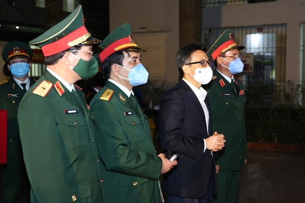 Phó Thủ tướng Vũ Đức Đam cùng cán bộ, chiến sĩ Binh đoàn 11 thành kính tưởng nhớ, bày tỏ lòng biết ơn vô hạn đối với công lao to lớn của Chủ tịch Hồ Chí Minh. Ảnh: VGP