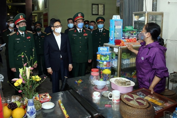 Phó Thủ tướng Vũ Đức Đam thăm hỏi và chúc Tết người dân sinh sống ở gần khu cách ly. Ảnh: VGP