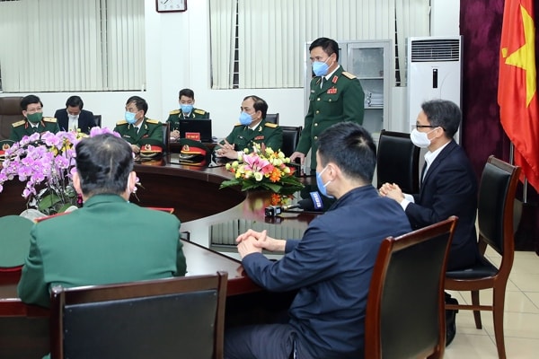 Phó Thủ tướng Vũ Đức Đam nghe Tư lệnh Binh đoàn 11 báo cáo về tình hình cách ly tại Trung tâm Thành An. Ảnh: VGP