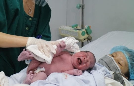 Bé trai Ninh Minh Khôi bên mẹ yêu (ảnh TL).