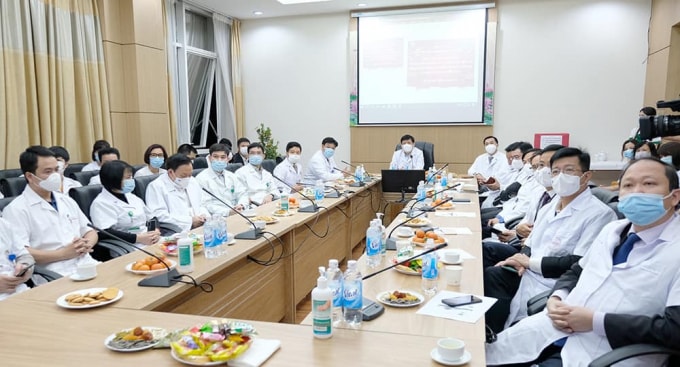 Bộ trưởng Nguyễn Thanh Long có mặt tại điểm cầu Bệnh viện Nhiệt đới trung ương đón giao thừa (ảnh TL).