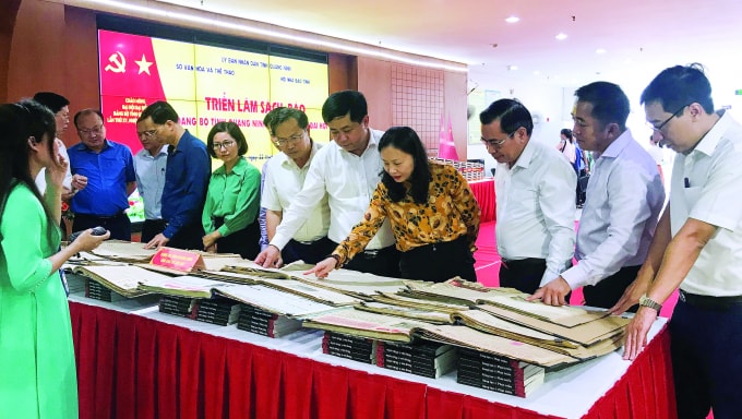 Các đại biểu tham quan Triển lãm sách, báo do Hội Nhà báo phối hợp với Sở Văn hoá và Thể thao Quảng Ninh tổ chức chào mừng Đại hội Đảng bộ tỉnh lần thứ XV.
