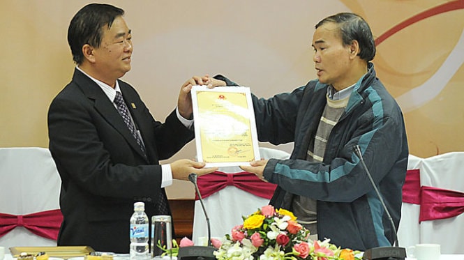 Nhà thơ, nhà báo Trần Đình Chính (trái) và Tổng Giám đốc Công ty Maseko Nguyễn Xuân Hàn tại buổi lễ ký kết mua bản quyền bài thơ “Ở hai đầu nỗi nhớ” với giá kỷ lục 300 triệu đồng. Ảnh: Tư liệu.