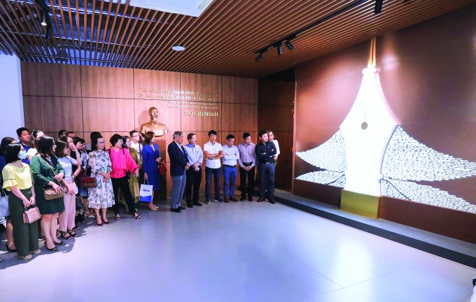 Các hội viên Liên chi hội nhà báo TTXVN tham quan Bảo tàng Báo chí Việt Nam ngày 28/10/2020. (Ảnh: Thành Đạt/TTXVN)