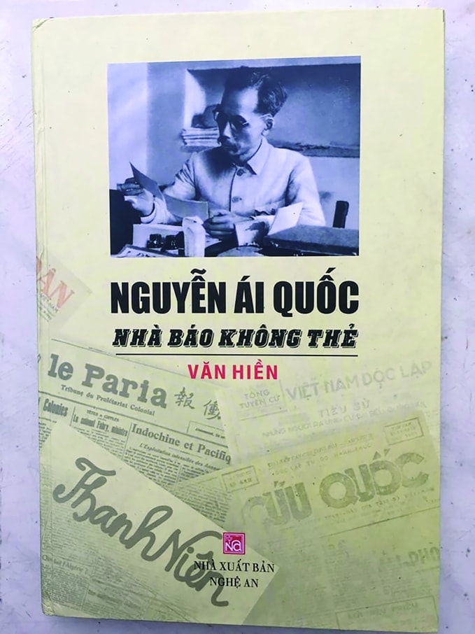 Trang bìa cuốn sách “Nguyễn Ái Quốc, nhà báo không thẻ” của nhà báo Văn Hiền.