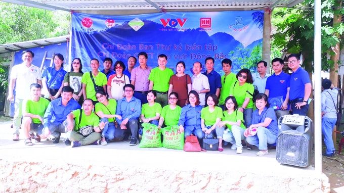 Liên chi hội Nhà báo Đài Tiếng nói Việt Nam tặng quà cho học sinh nghèo bản Mông Đồn Đèn, Ba Bể, Bắc Kạn tháng 8/2020.